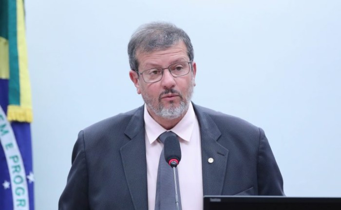 Comissão aprova projeto que proíbe exigência de comprovante de escolaridade para taxista