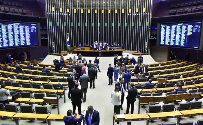 Deputados analisam projeto sobre apoio escolar a estudantes autistas; acompanhe