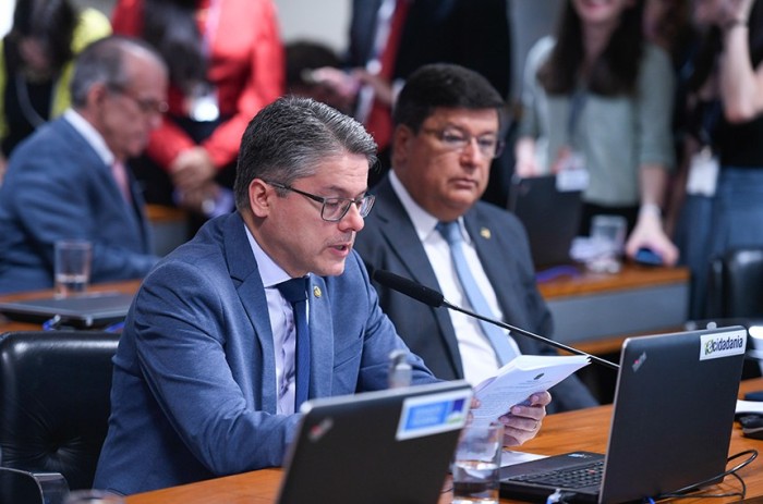 CAE adia votação de projeto que taxa fundos de investimento e offshores