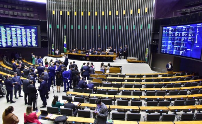 Plenário aprova urgência para seis projetos e analisa regras para práticos de navios; acompanhe