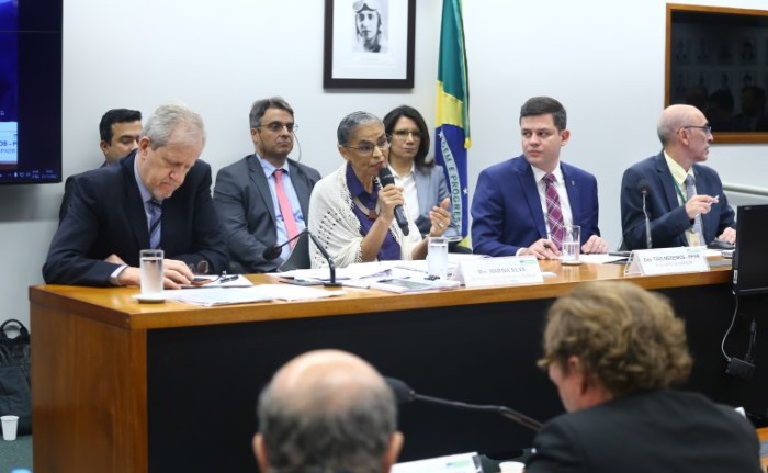 Deputados apresentam queixas a Marina Silva, que diz apoiar maioria do agronegócio