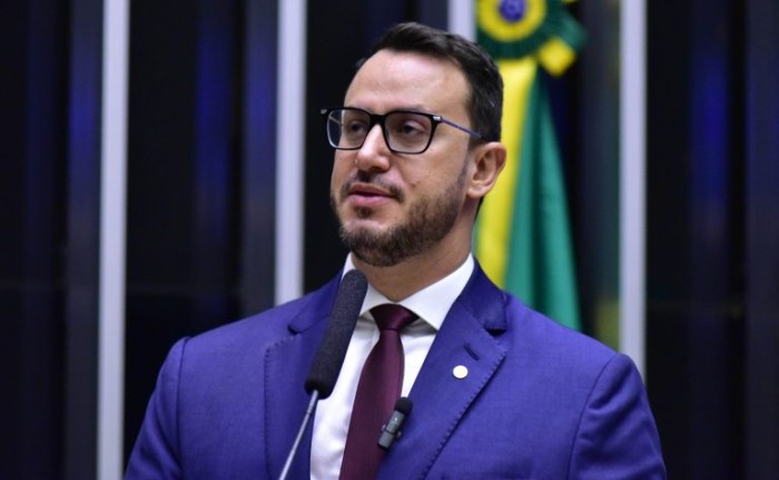 Comissão aprova projeto que fixa multa mínima de R$ 10 mil para crimes contra cães e gatos
