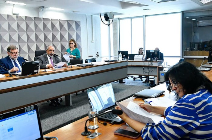 Facilitar entrada clandestina de imigrantes no exterior pode se tornar crime
