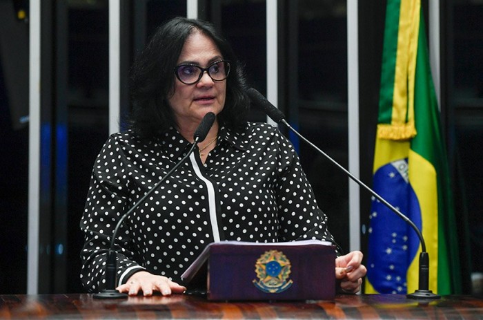 Damares pede aprovação de projeto que agrava pena de crime contra criança