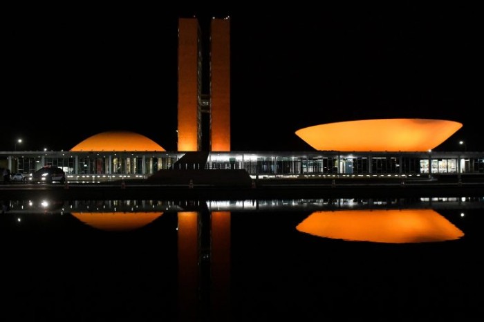 Iluminação laranja da Câmara integra ações de campanha de prevenção ao câncer de pele