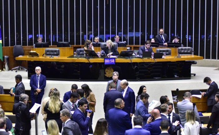 Câmara aprova projeto que cria incentivo financeiro ao estudante do ensino médio