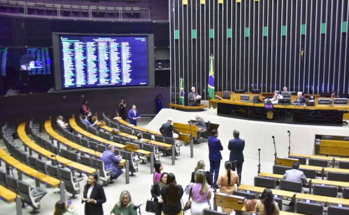 Deputados aprovam urgência para dois projetos; acompanhe