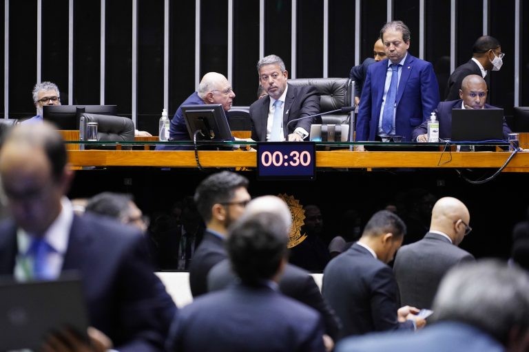 Deputados concluem votação de projeto que prorroga subsídios para microgeração de energia; acompanhe