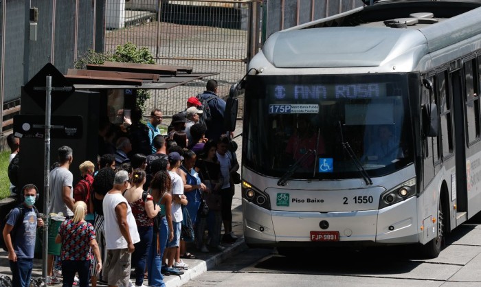 Metrô e trem de São Paulo sobem para R$ 5 e tarifa de ônibus é mantida