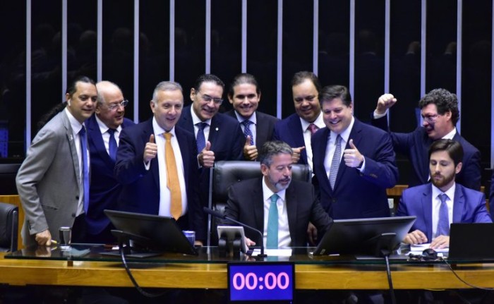 Câmara conclui votação da reforma tributária em segundo turno