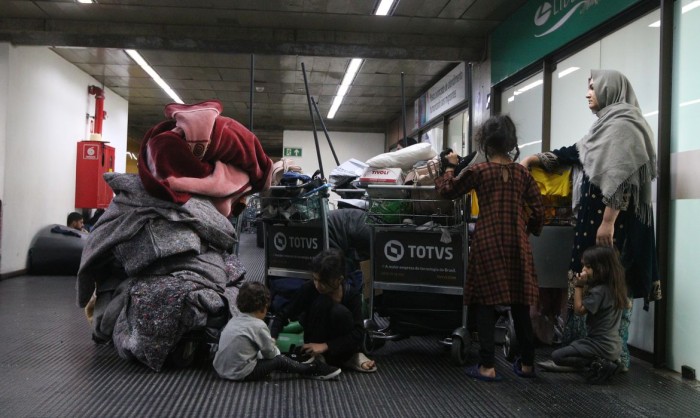MPF pede R$ 10 milhões à União para acolhida de refugiados afegãos