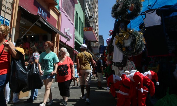 Mais de 40% dos consumidores pretender ir às compras para o Natal