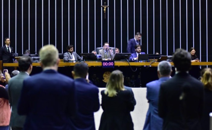 Deputados analisam projeto que regulamenta o mercado de carbono no Brasil; acompanhe