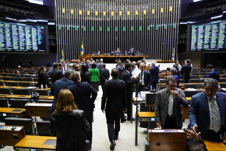 Deputados analisam projeto que aumenta pena para crime de injúria racial; acompanhe