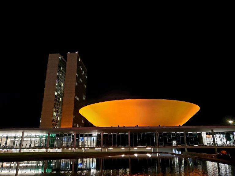 Câmara tem iluminação especial em alerta contra o câncer de pele