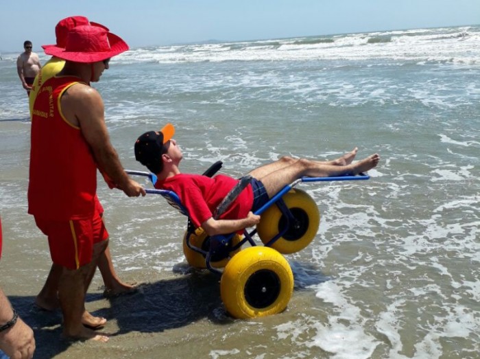 Inclusão no verão: conheça o projeto Praia Acessível do Corpo de Bombeiros Militar
