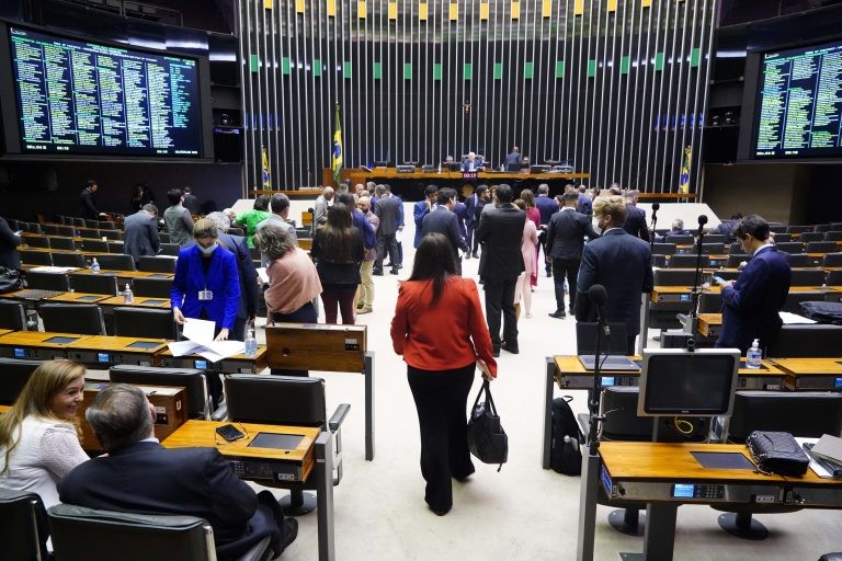 Câmara dos Deputados aprova regime de urgência para projeto de repovoamento de rios com alevinos