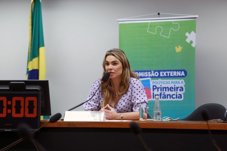 Comissão externa da primeira infância analisa relatório nesta quarta