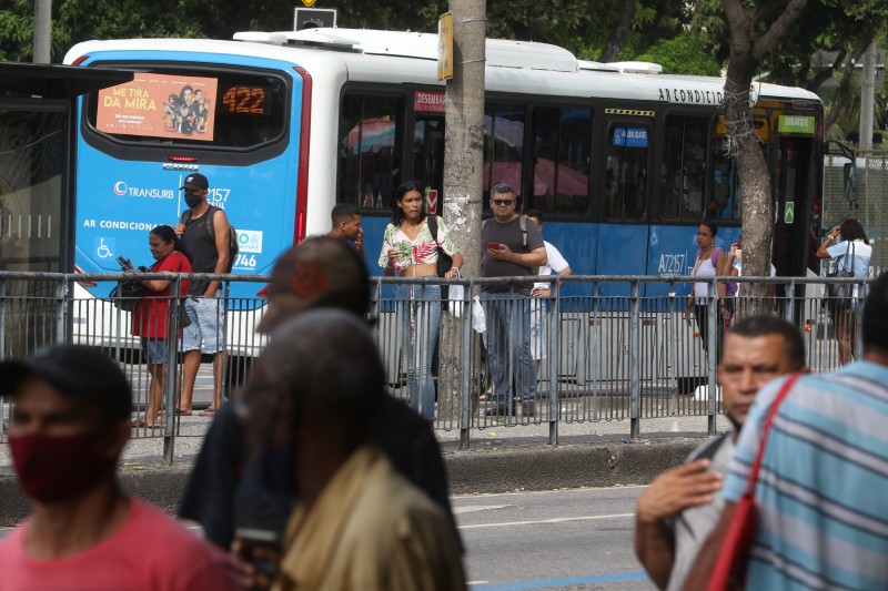 Setor de serviços cai 0,6% de setembro para outubro
