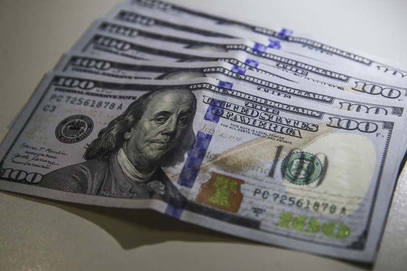 Dólar fecha dia em queda de 0,04%