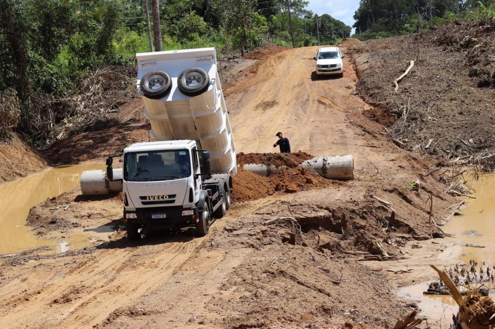 Prefeitura de Ji-Paraná constrói aterro com dreno em travessão rural