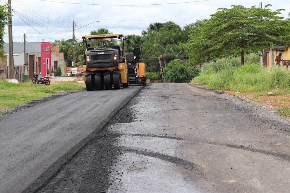 Prefeitura de Ji-Paraná aplica massa asfáltica em trecho da rua Padre Adolfo
