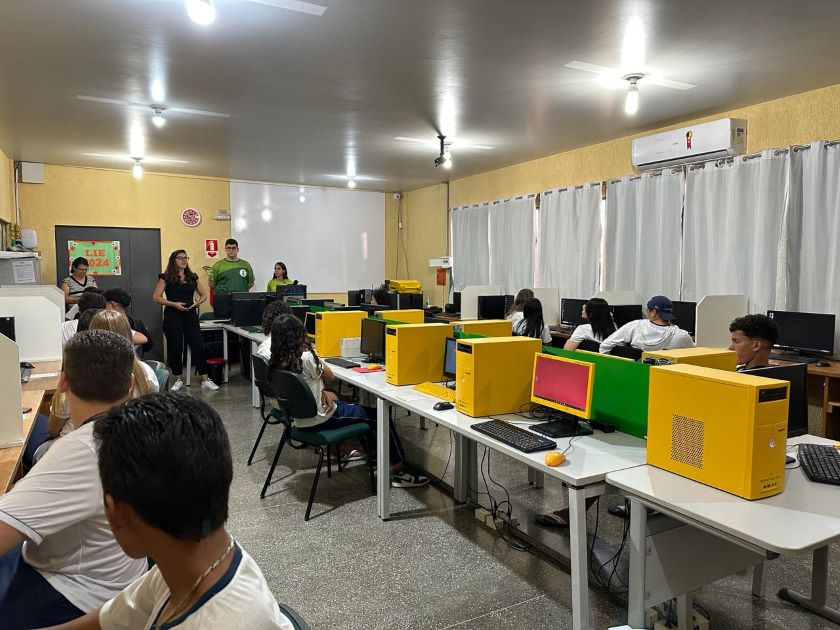 Começa o Curso de Informática Básica para alunos do ensino médio da Escola Álvares de Azevedo
