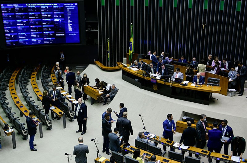 Congresso derruba vetos sobre novo regime tributário do setor petroquímico