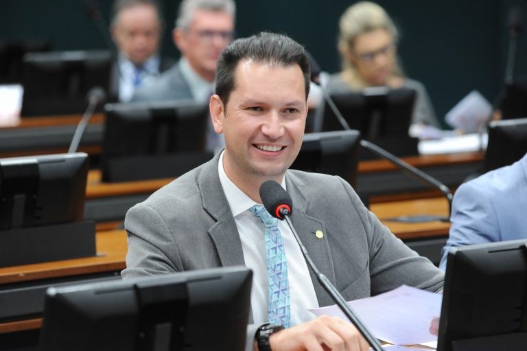 CCJ aprova proposta que regulamenta turismo colaborativo