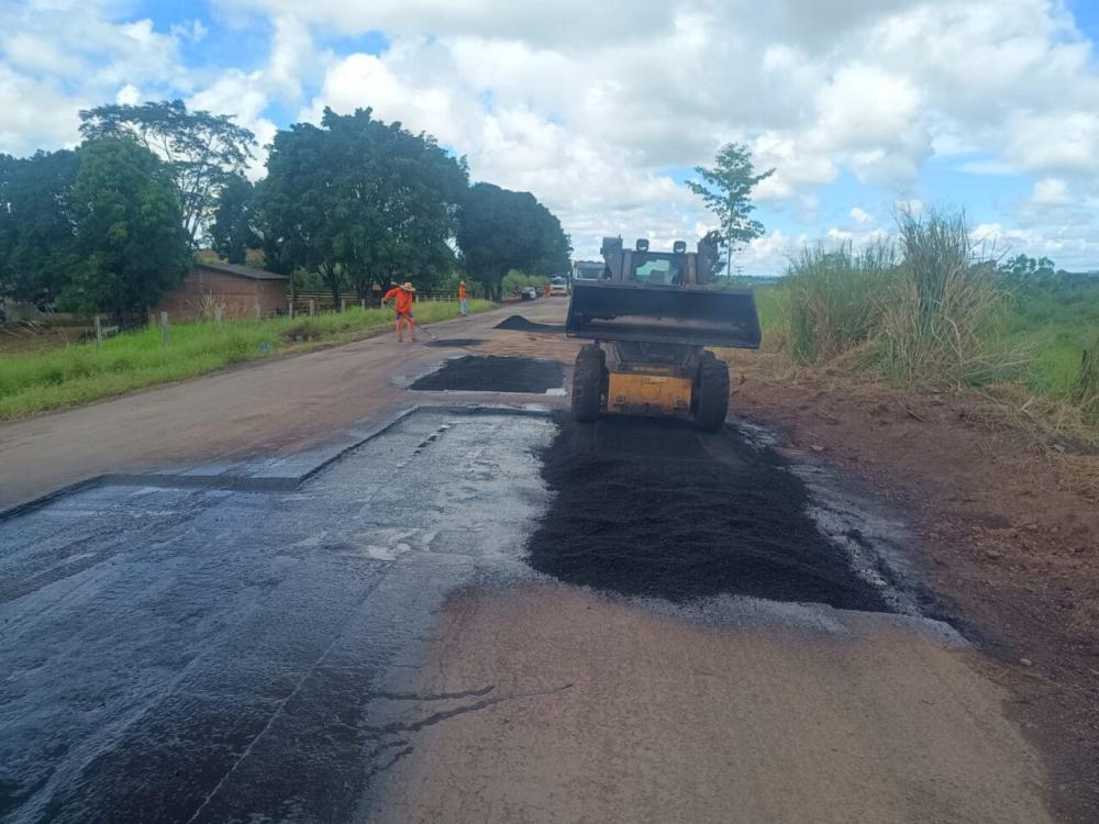 Rodovia-383, sentido Alta Floresta d’Oeste, recebe serviços de manutenção e recuperação