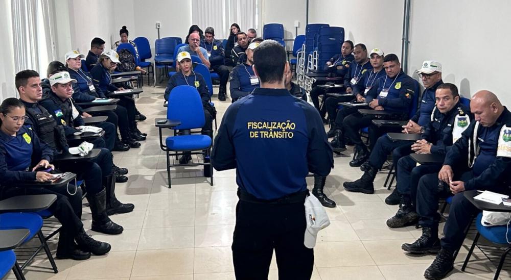 Agentes de trânsito são capacitados para o manuseio de arma não letal
