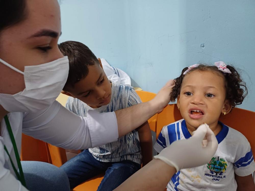 Alunos da Escola Elza Maria Fabris recebem atendimento médico através do programa Aprender com Saúde