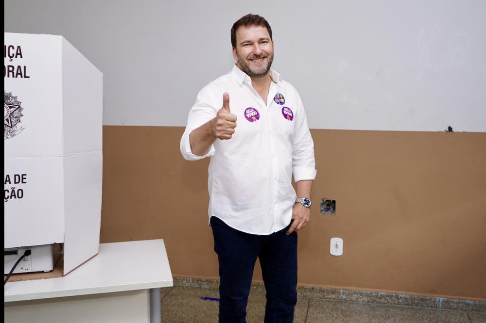 Alex Redano vota em Ariquemes, agradece apoio e diz estar confiante em reeleição