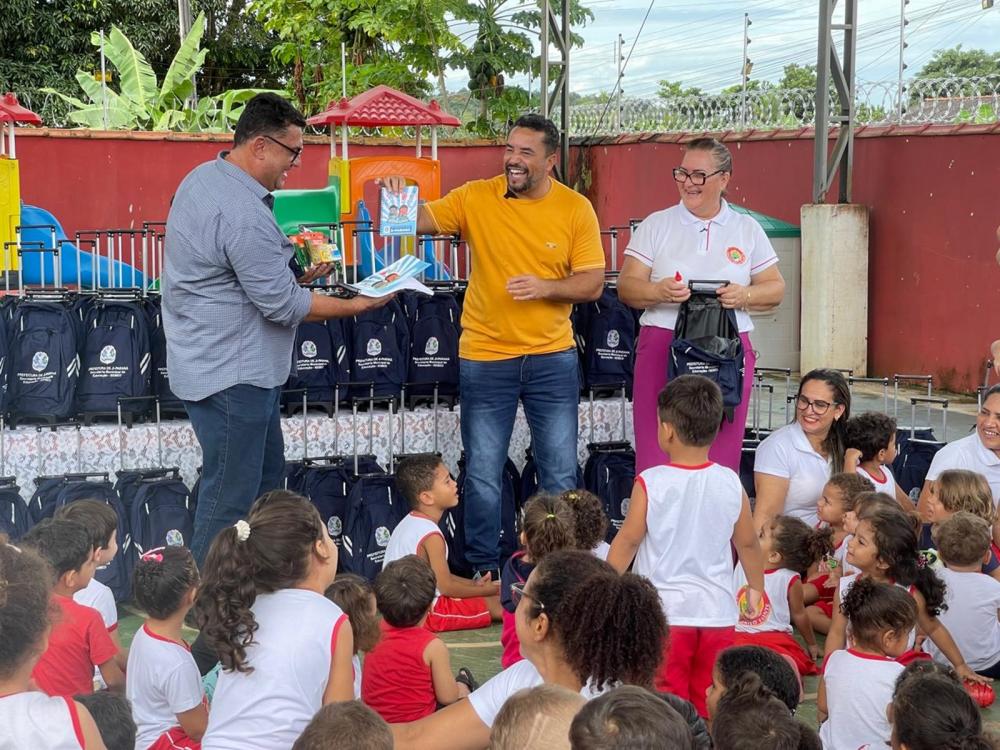Prefeitura de Ji-Paraná entrega kits escolares na creche Grilo Falante