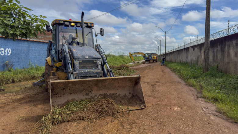 Valas e canais do bairro Três Marias recebem equipes de limpeza