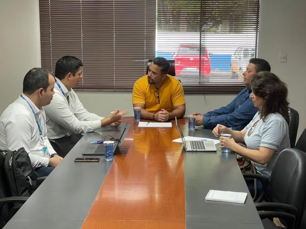 Prefeito recebe dirigentes da Caixa para ajustes de obras conveniadas