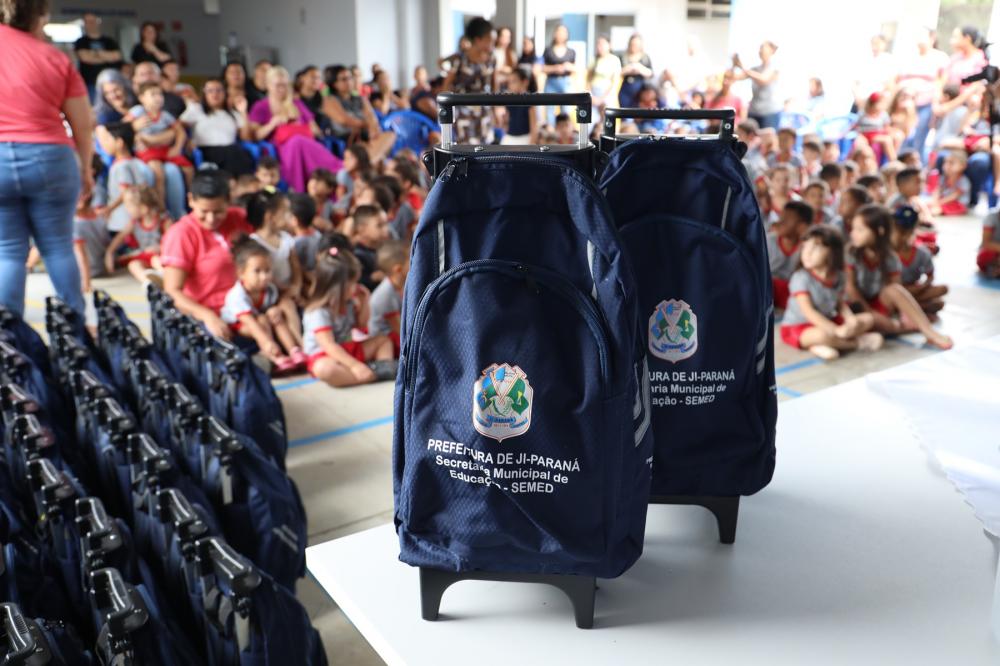 Semed entrega mais 360 kits escolares no CMEI Maria Esmeralda