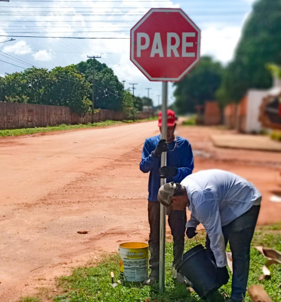 Prefeitura realiza instalação de placas de sinalização, garantindo mais segurança no trânsito