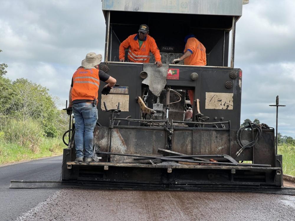 Rodovia-383 recebe serviços de microrrevestimento asfáltico para maior segurança na trafegabilidade