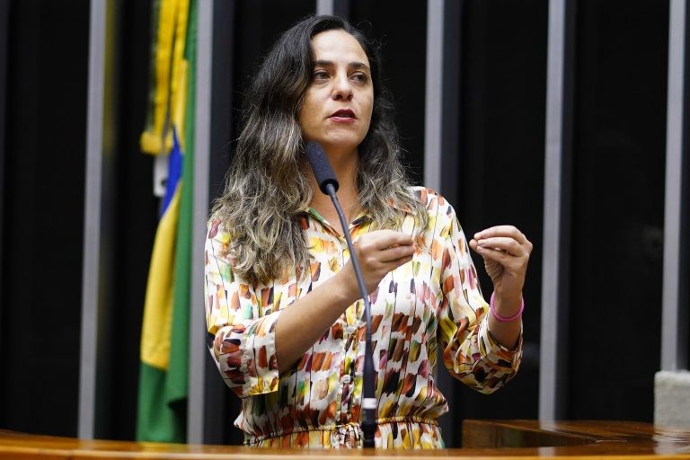 Comissão de Trabalho aprova licença parental remunerada de 180 dias para mães e pais
