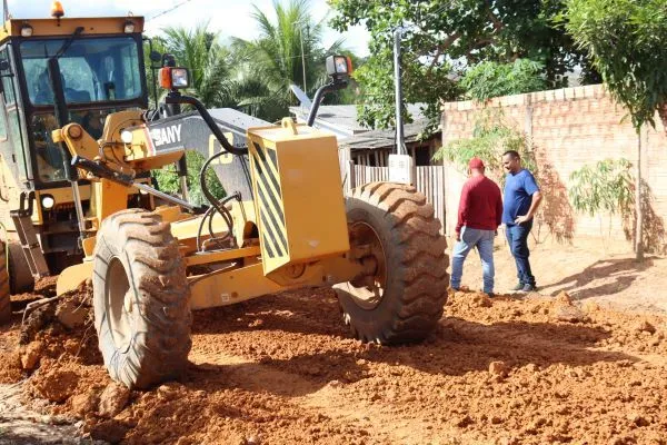 Prefeito Aussemir acompanha ação da Prefeitura na recuperação de ruas na cidade