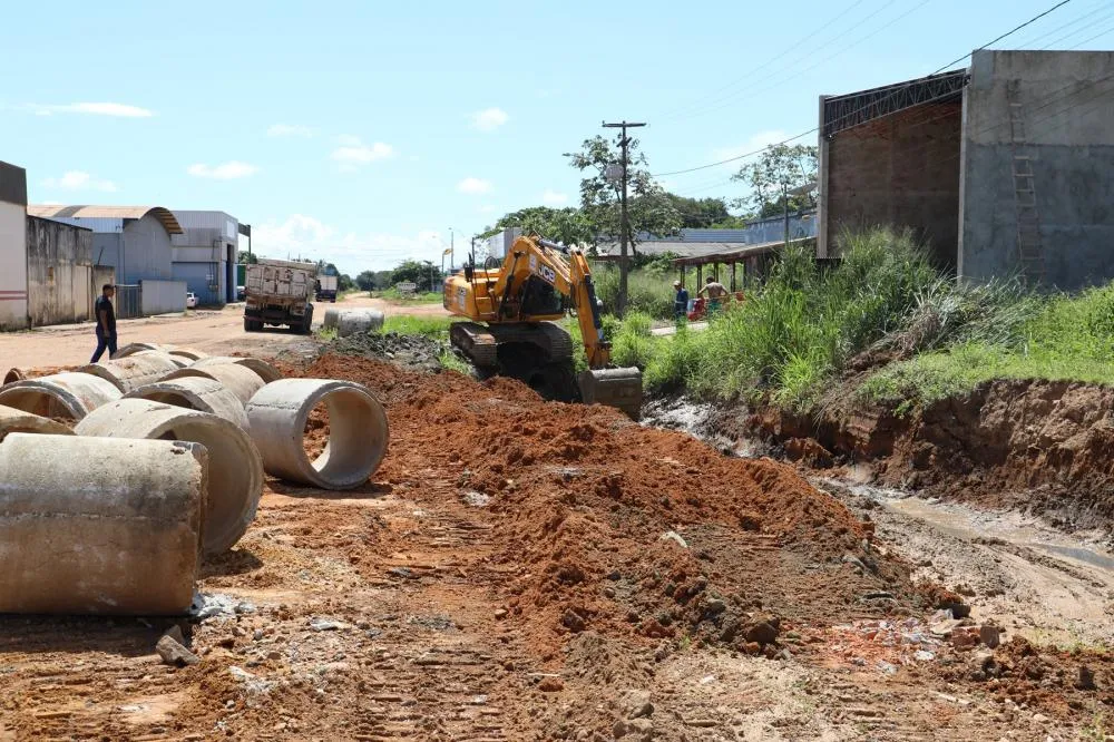 Prefeitura de Porto Velho constrói canalização na rua Dr. Fiel