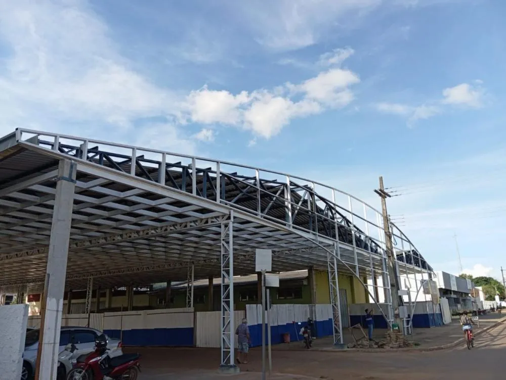 Obras de reforma e ampliação da Feira Municipal de Cerejeiras seguem avançadas