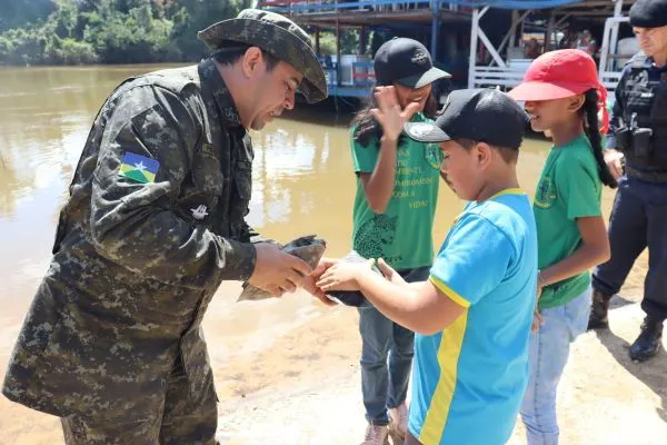 Alunos da Escola Perseghini participam da soltura de quelônios no rio Candeias
