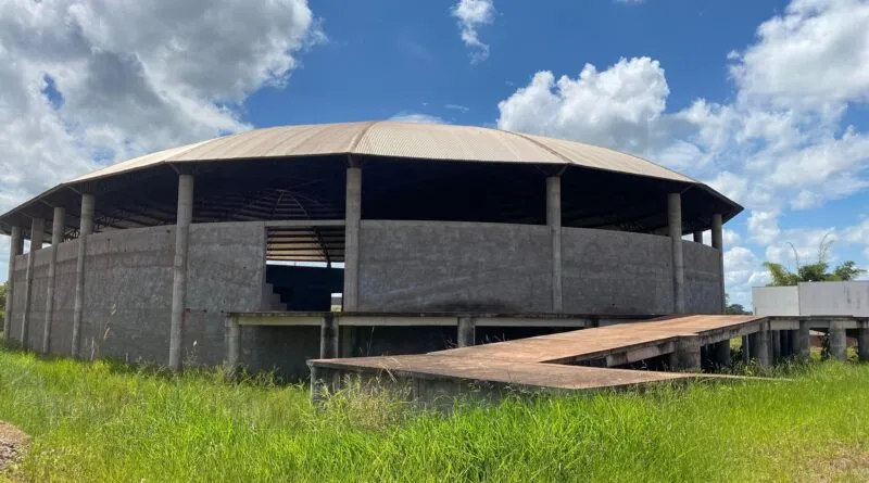 Assinada a ordem de serviço para conclusão da reconstrução do Ginásio Emerson Schelbauer