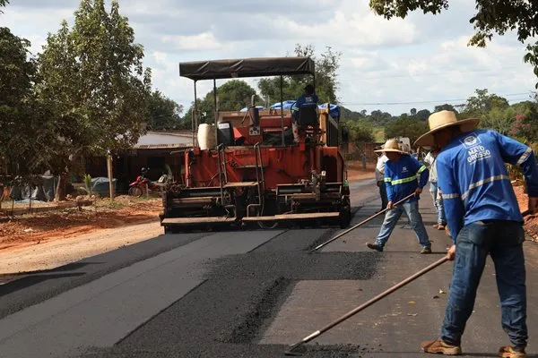 Linha Itapirema, em Ji-Paraná, começa a receber capa asfáltica 
