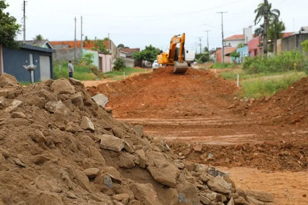 Iniciada preparação para a pavimentação da rua Porto Alegre