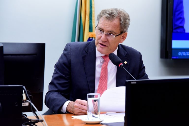 Comissão aprova novas regras sobre a transferência de trabalhadores para atuar no exterior