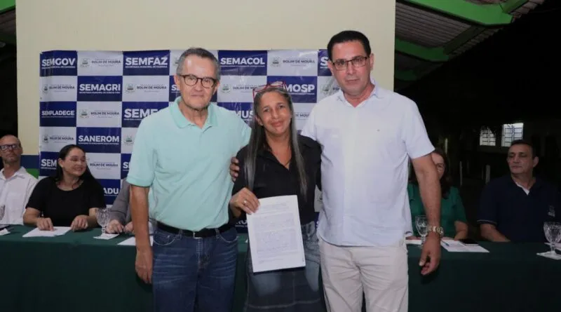 Prefeitura realiza entrega de títulos de propriedade aos moradores do bairro Bom Jardim