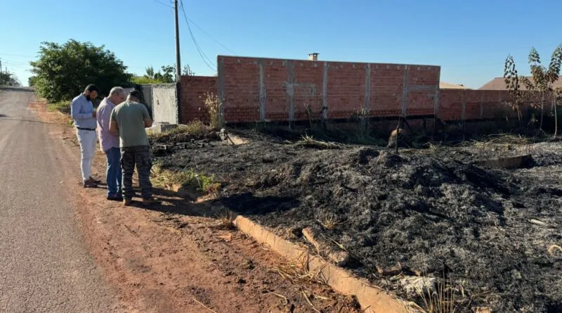 Após denúncia de queimada, Secretaria de Meio Ambiente vai ao Residencial Jequitibá e notifica proprietários dos terrenos